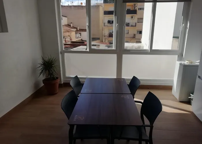 Casa De Tres Habitaciones Con Parking Bajo La Casa